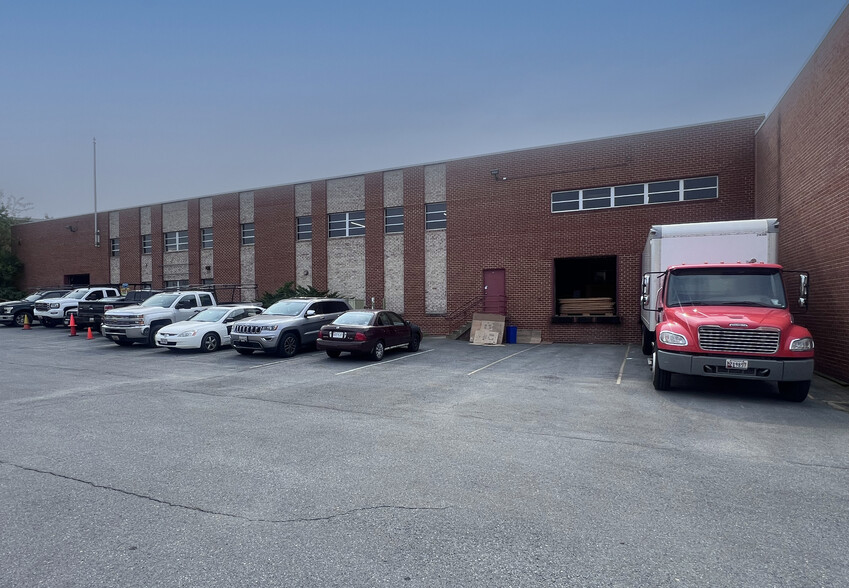 4990 Frolich Ln, Hyattsville, MD à louer - Photo de l’immeuble – Image 1 sur 1