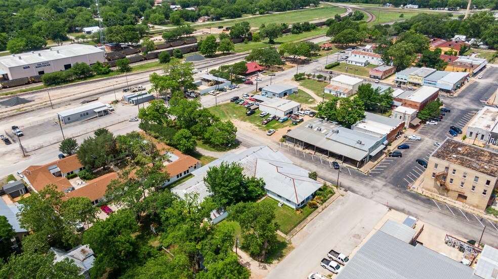 202 NE 2nd St, Smithville, TX à vendre - Photo de l’immeuble – Image 2 sur 10