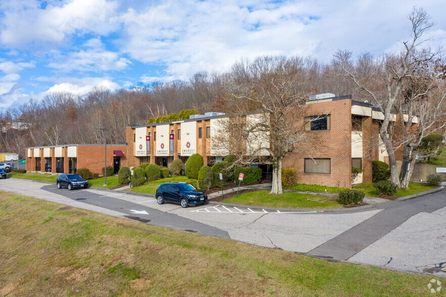 92 Brookside Rd, Waterbury, CT à louer - Photo principale – Image 1 sur 26