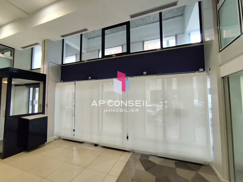 Local commercial dans Montigny-le-Bretonneux à louer - Hall d’entrée – Image 2 sur 5