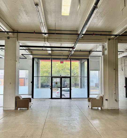 950 Dupont St, Toronto, ON à louer - Hall d’entrée – Image 3 sur 8
