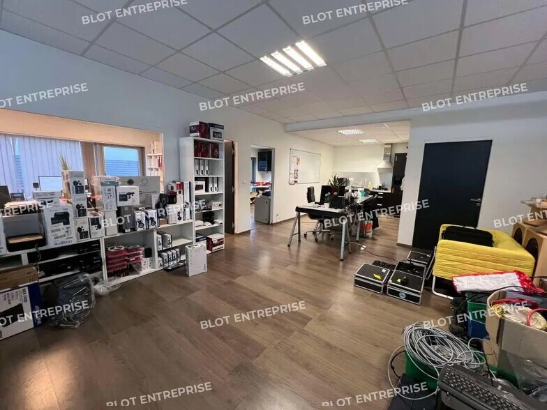 Local d'activités dans Cesson-Sévigné à vendre - Photo de l’immeuble – Image 2 sur 6