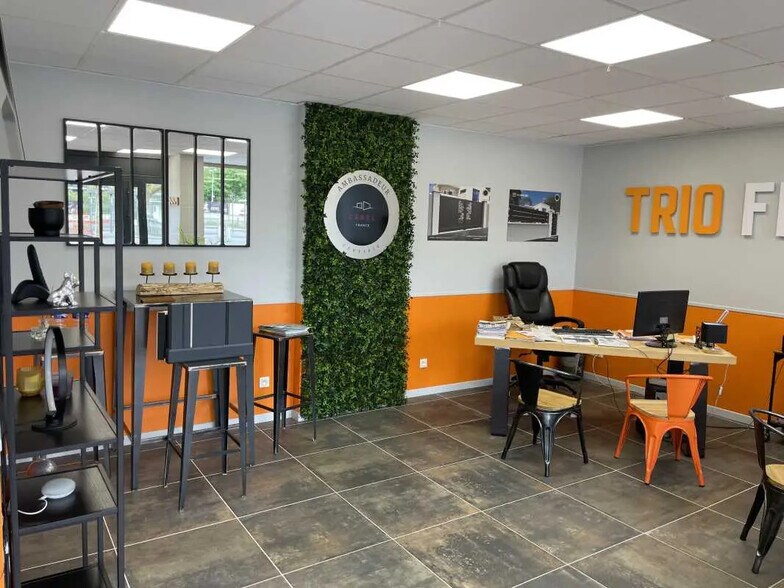 Local commercial dans Chantilly à louer - Photo intérieure – Image 1 sur 4