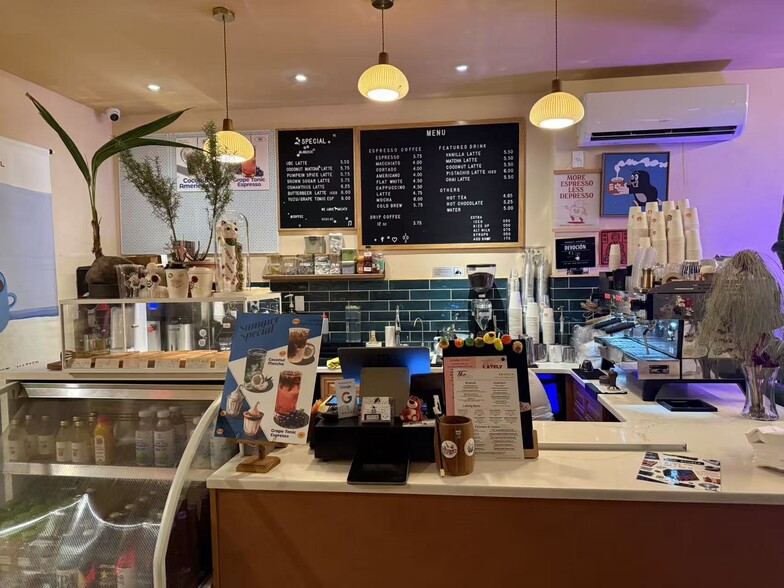 2308 44th Dr, Long Island City, NY à vendre - Photo de l’immeuble – Image 2 sur 7