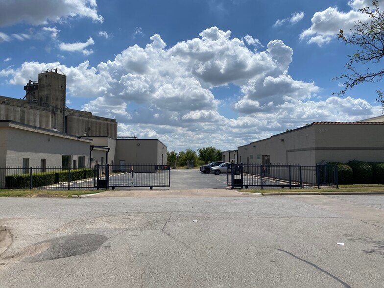 301 W Arlington Ave, Fort Worth, TX à vendre - Photo de l’immeuble – Image 3 sur 17