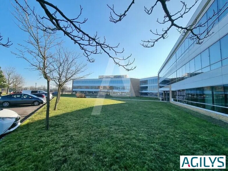 Local d’activités dans Saclay à louer - Photo de l’immeuble – Image 1 sur 6