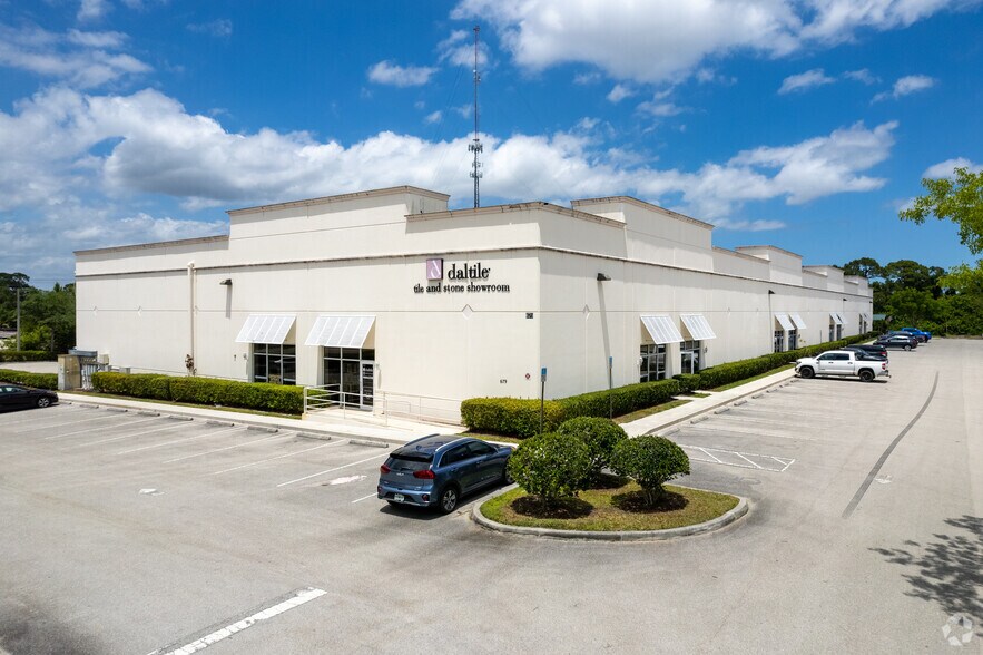 679 NW Enterprise Dr, Port Saint Lucie, FL à vendre - Photo principale – Image 1 sur 11