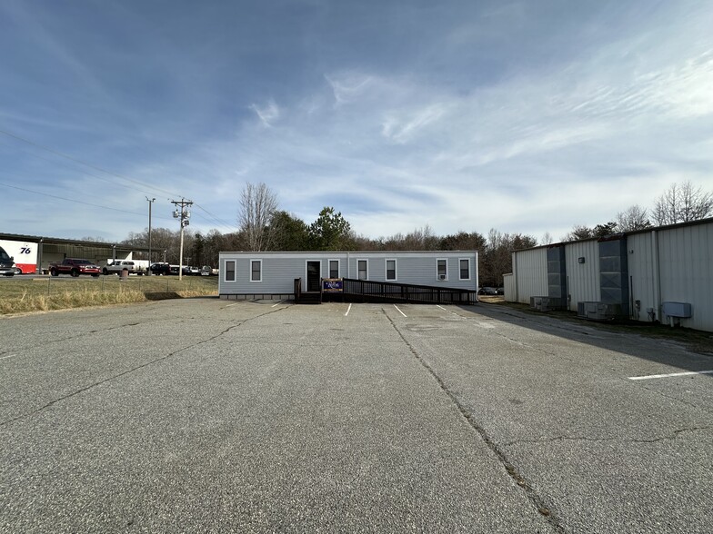 2656 Davie Ave, Statesville, NC à louer - Photo de l’immeuble – Image 2 sur 4