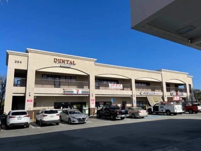 204 E 17th St, Costa Mesa, CA à louer - Photo de l’immeuble – Image 3 sur 4