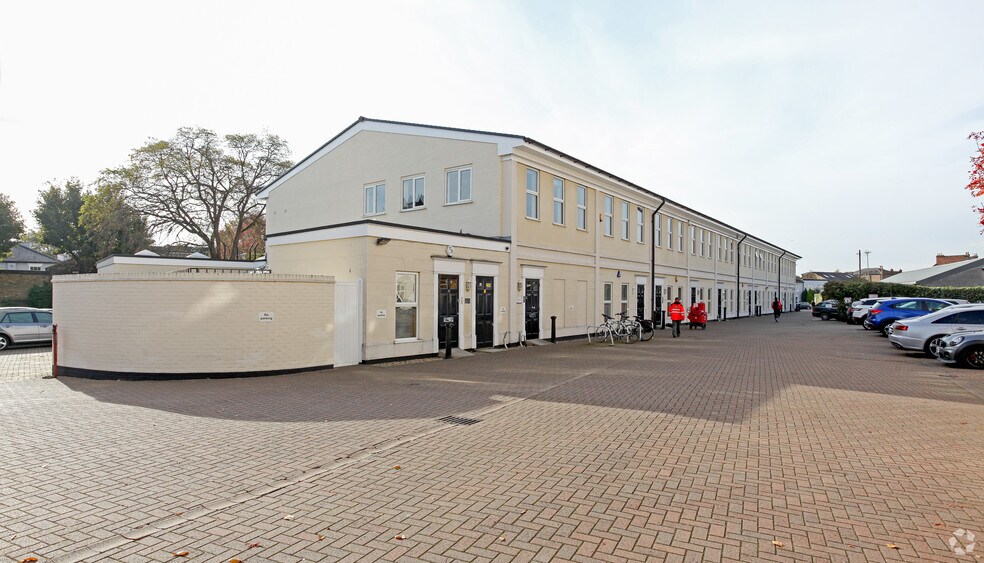 36 Station Rd, Hampton à louer - Photo principale – Image 1 sur 8
