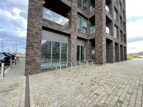 27 Shackleton Way, Londres à louer Photo de l’immeuble– Image 2 sur 5