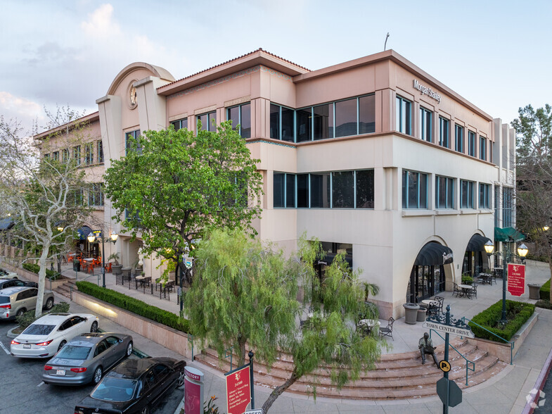 24300 Town Center Dr, Valencia, CA à vendre - Photo de l’immeuble – Image 2 sur 10