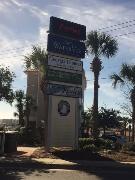205 Brooks St, Fort Walton Beach, FL à vendre - Photo de l’immeuble – Image 2 sur 47