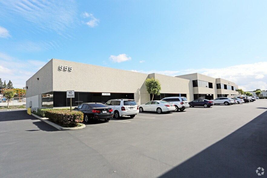 555 W Lambert Rd, Brea, CA à louer - Photo principale – Image 1 sur 17