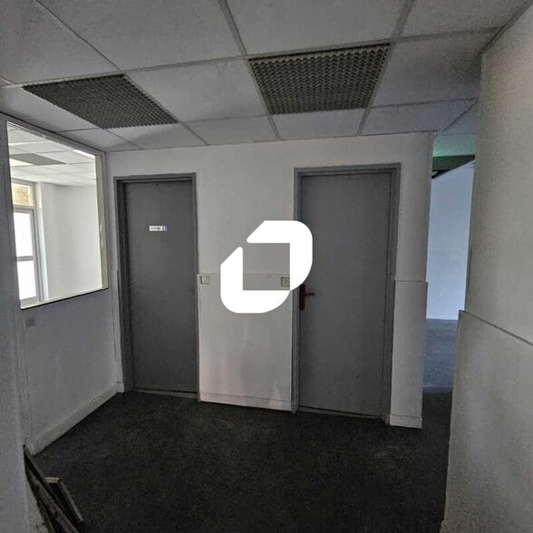 Bureau dans Saint-Denis à vendre - Photo de l’immeuble – Image 2 sur 22