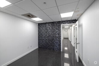 5240-5260 NW 167th St, Hialeah, FL à louer Photo intérieure– Image 1 sur 22