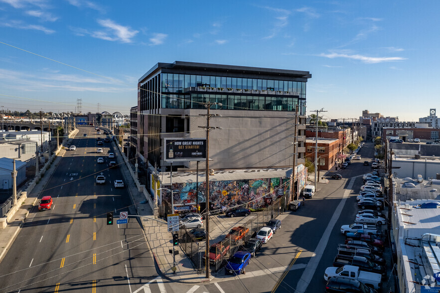 1003 E 4th Pl, Los Angeles, CA à louer - Photo de l’immeuble – Image 3 sur 6
