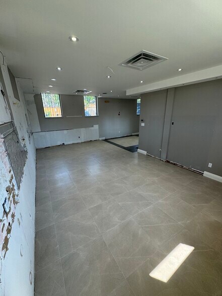 326 Sheppard Ave E, Toronto, ON à louer - Photo de l’immeuble – Image 3 sur 9