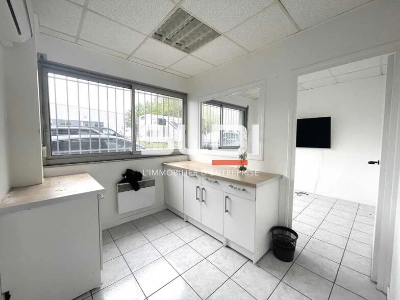 Local d’activités dans Chassieu à louer - Photo intérieure – Image 3 sur 7