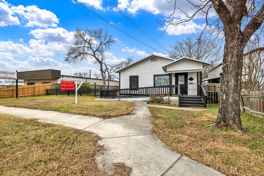 608 S Guadalupe St, San Marcos, TX à vendre - Photo de l’immeuble – Image 2 sur 24