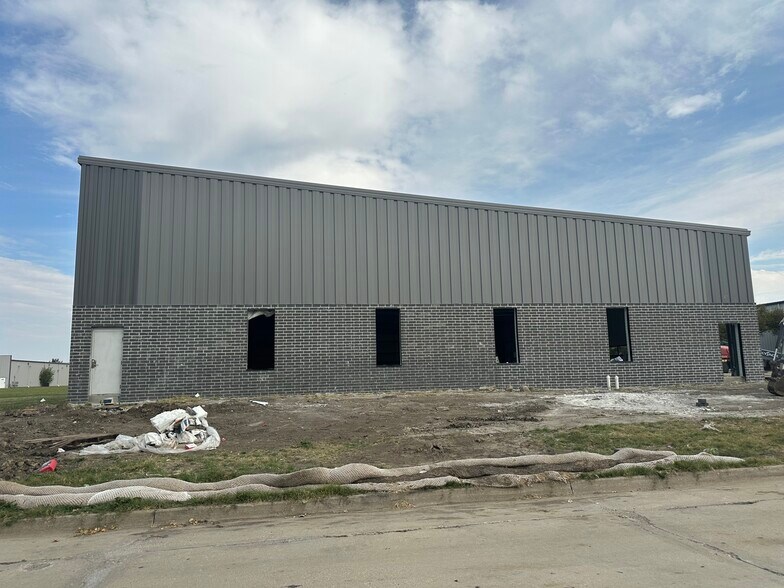 1035 SE Frontier Ave, Waukee, IA à vendre - Photo de l’immeuble – Image 3 sur 5