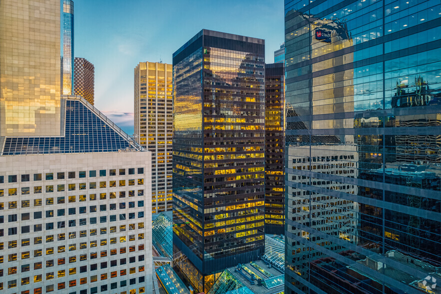 333 7 Av SW, Calgary, AB à louer - Photo de l’immeuble – Image 1 sur 8