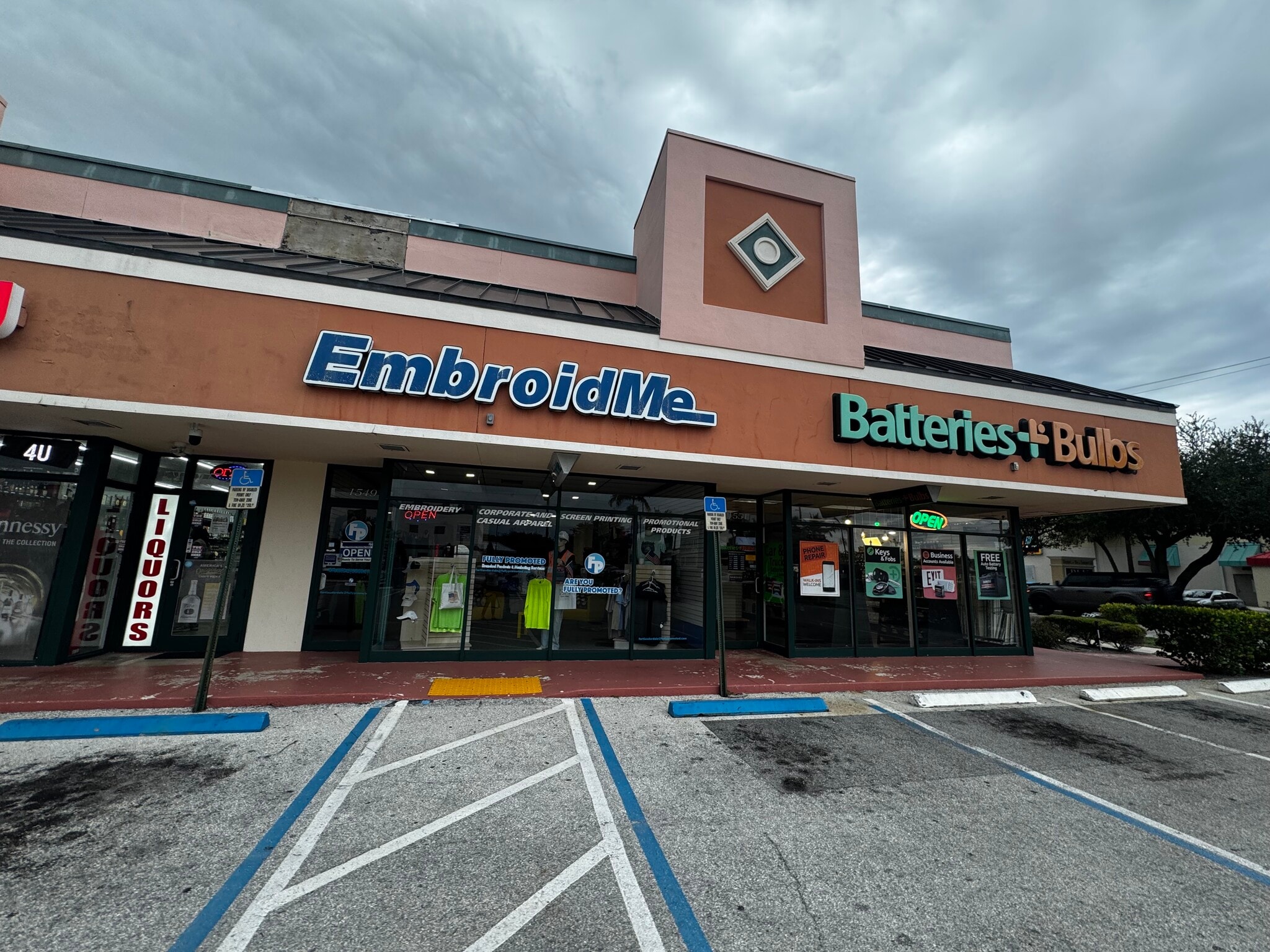 1501-1551 E Commercial Blvd, Oakland Park, FL à louer Photo de l’immeuble– Image 1 sur 5