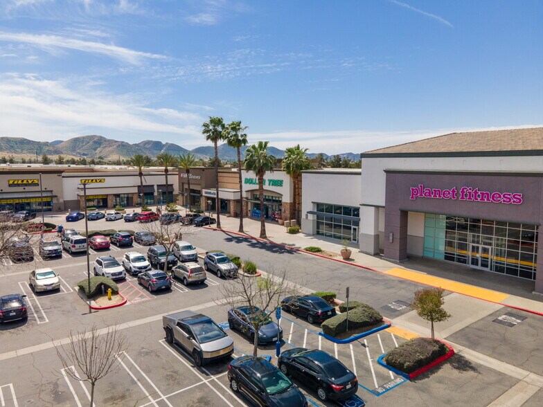 Page Plaza | Walmart Supercenter Shadow portefeuille de 3 biens à vendre sur LoopNet.fr - Photo principale – Image 1 sur 8