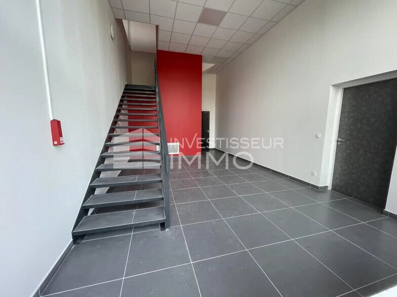 Local d'activités dans Saint-Pierre-du-Perray à vendre - Photo intérieure – Image 2 sur 3