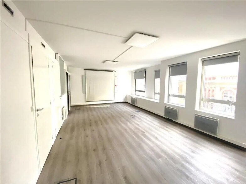 66 Bis Rue Laferrière, Paris à louer - Photo de l’immeuble – Image 1 sur 6