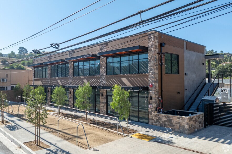 9668 Sunland Blvd, Shadow Hills, CA à louer - Photo de l’immeuble – Image 2 sur 27