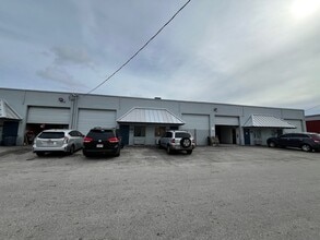 2696 NW 31st Ave, Lauderdale Lakes, FL à louer Photo de l’immeuble– Image 1 sur 10