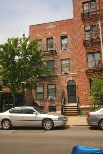 2852 35th St, Astoria, NY à vendre - Photo principale – Image 2 sur 3