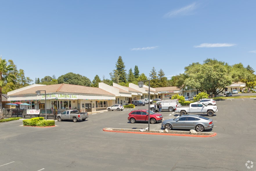 6693 Folsom Auburn Rd, Folsom, CA à louer - Photo de l’immeuble – Image 2 sur 5