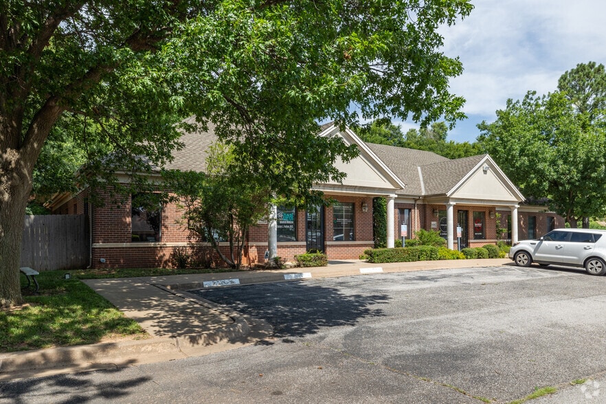 6016-6020 NW 120th Ct, Oklahoma City, OK à louer - Photo principale – Image 1 sur 37