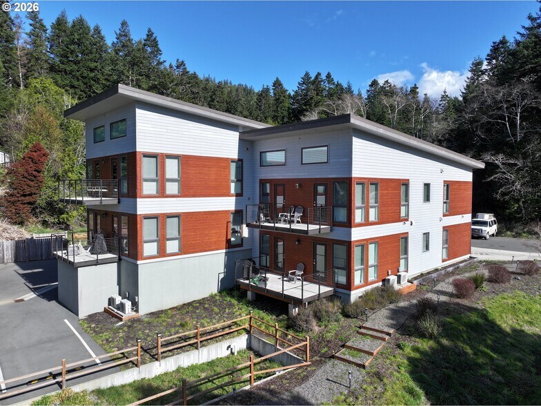 94353 Leith Rd, Gold Beach, OR à vendre - Photo principale – Image 1 sur 46