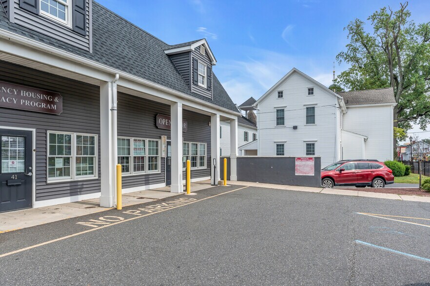 39 Throckmorton St, Freehold, NJ à louer - Photo de l’immeuble – Image 2 sur 11
