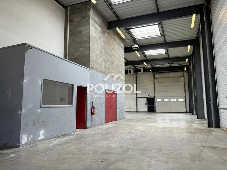 Local d’activités dans Gerzat à louer - Photo de l’immeuble – Image 1 sur 12