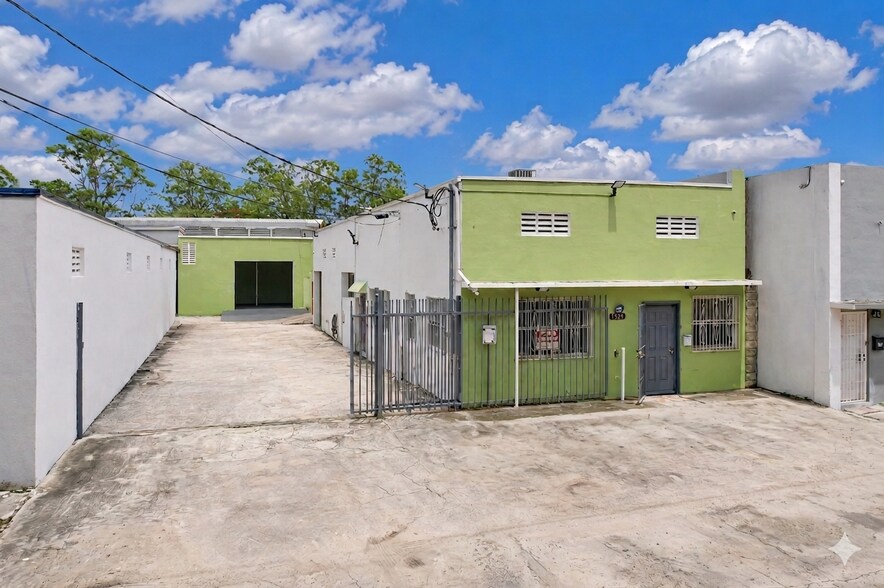 7525 NE 3rd Pl, Miami, FL à louer - Photo de l’immeuble – Image 1 sur 5