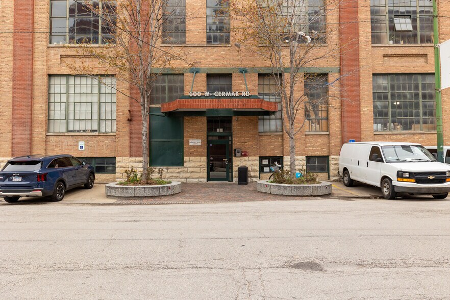 600 W Cermak Rd, Chicago, IL à louer - Photo de l’immeuble – Image 2 sur 9