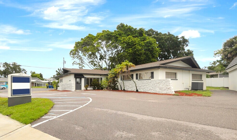 1511 Indian Rocks Rd S, Largo, FL à louer - Photo de l’immeuble – Image 2 sur 37