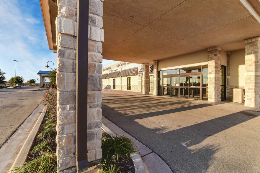 601 W State Highway 6, Waco, TX à louer - Photo de l’immeuble – Image 3 sur 4