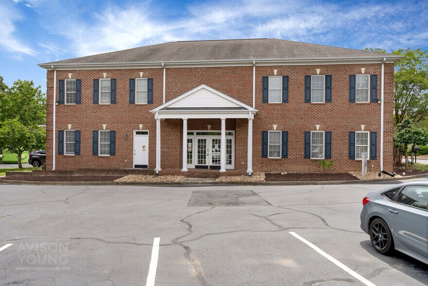 634 Fairview Rd, Simpsonville, SC à vendre - Photo de l’immeuble – Image 1 sur 40