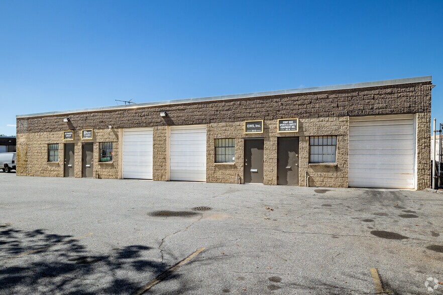 40 Corbin Ave, Bay Shore, NY à louer - Photo de l’immeuble – Image 2 sur 5