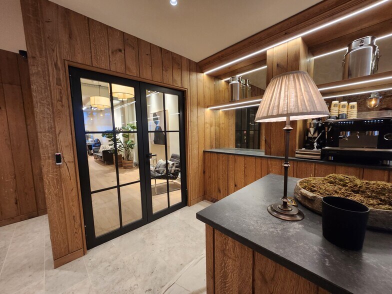 16 Mortimer St, Londres à louer - Photo de l’immeuble – Image 2 sur 19