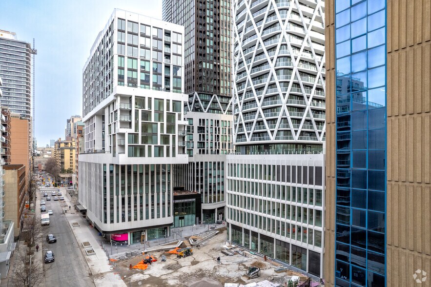 230 Simcoe St, Toronto, ON à louer - Photo de l’immeuble – Image 2 sur 4