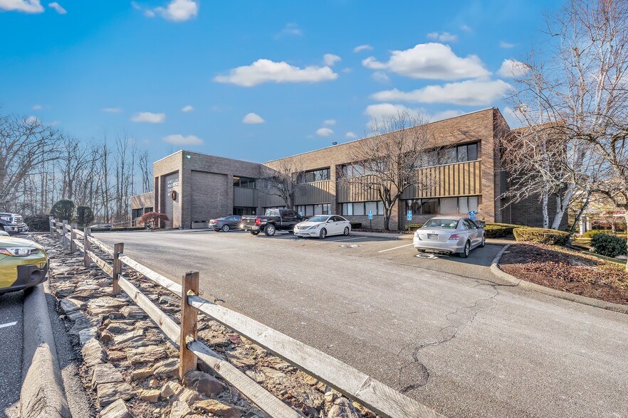 160 Hawley Ln, Trumbull, CT à louer - Photo de l’immeuble – Image 1 sur 62
