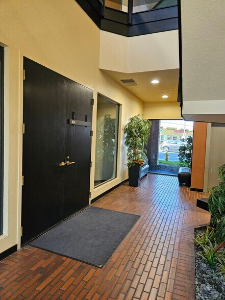 1200 E Orangeburg Ave, Modesto, CA à louer - Photo de l’immeuble – Image 3 sur 7