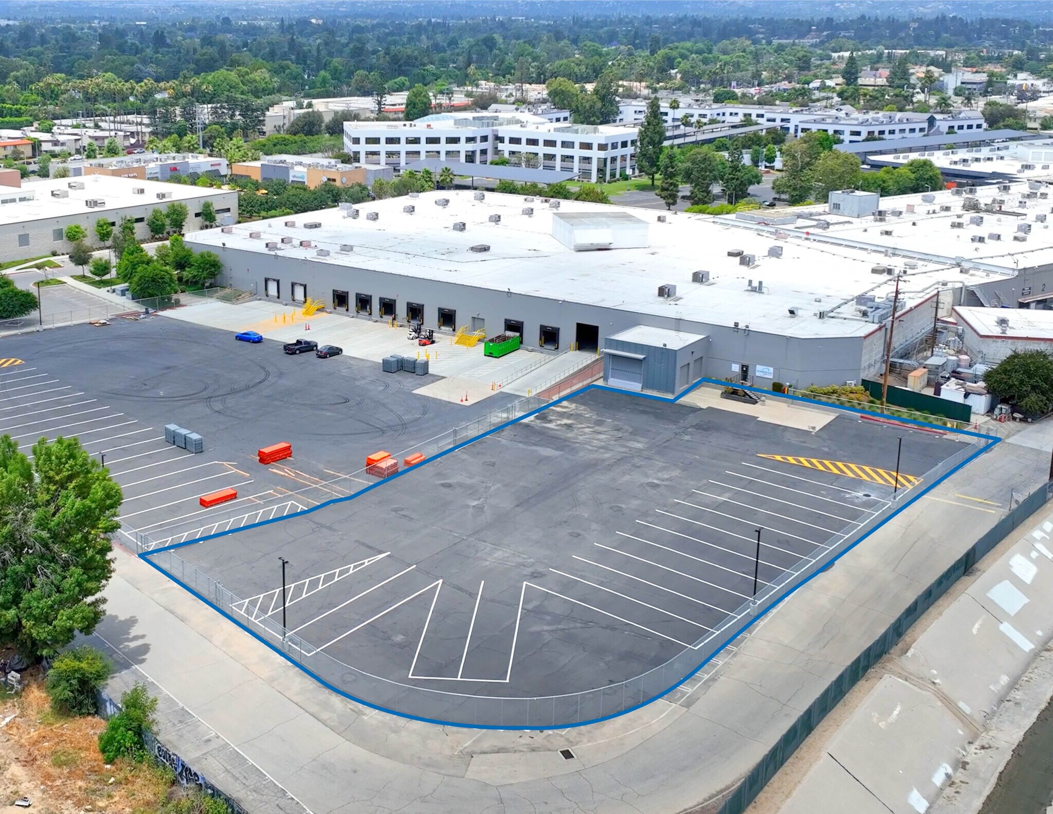 8500 Balboa Blvd, Northridge, CA à louer Photo de l’immeuble– Image 1 sur 2