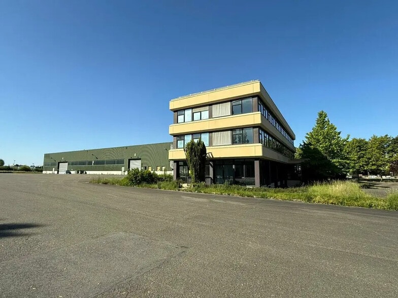 Local d'activités dans Rambouillet à vendre - Photo de l’immeuble – Image 3 sur 16